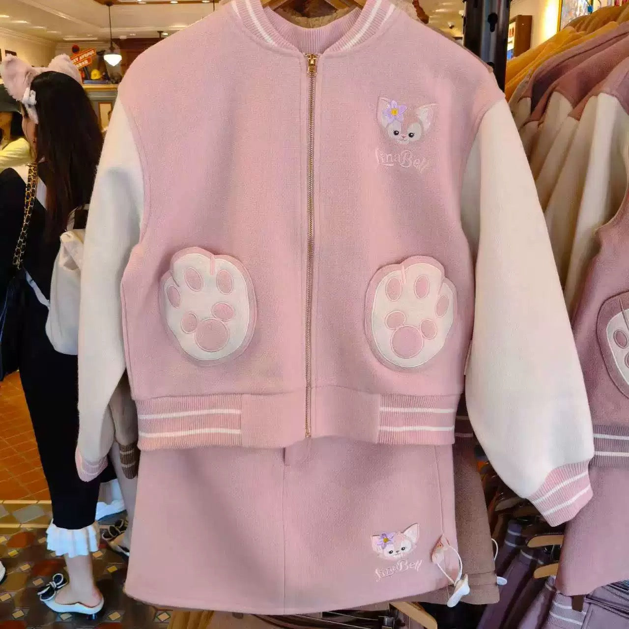 ダッフィーフレンズ 制服 スタジャン ❘上海ディズニー