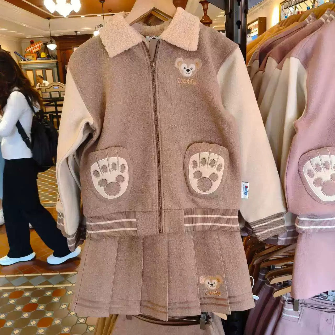 ダッフィーフレンズ 制服 スタジャン ❘上海ディズニー
