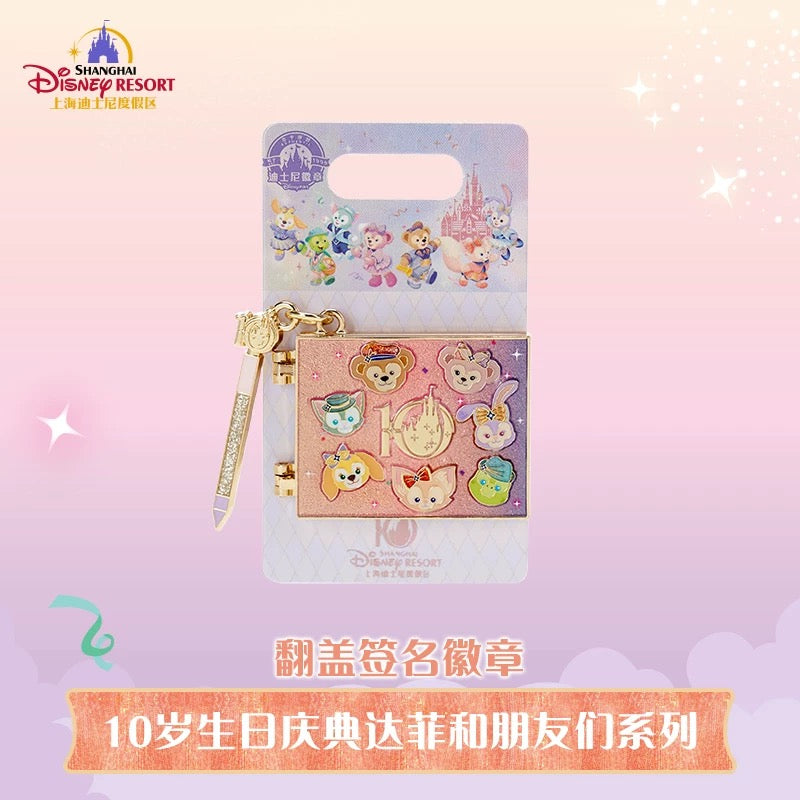 10周年 ダッフィーフレンズ  サイン入り バッジ ❘上海ディズニー