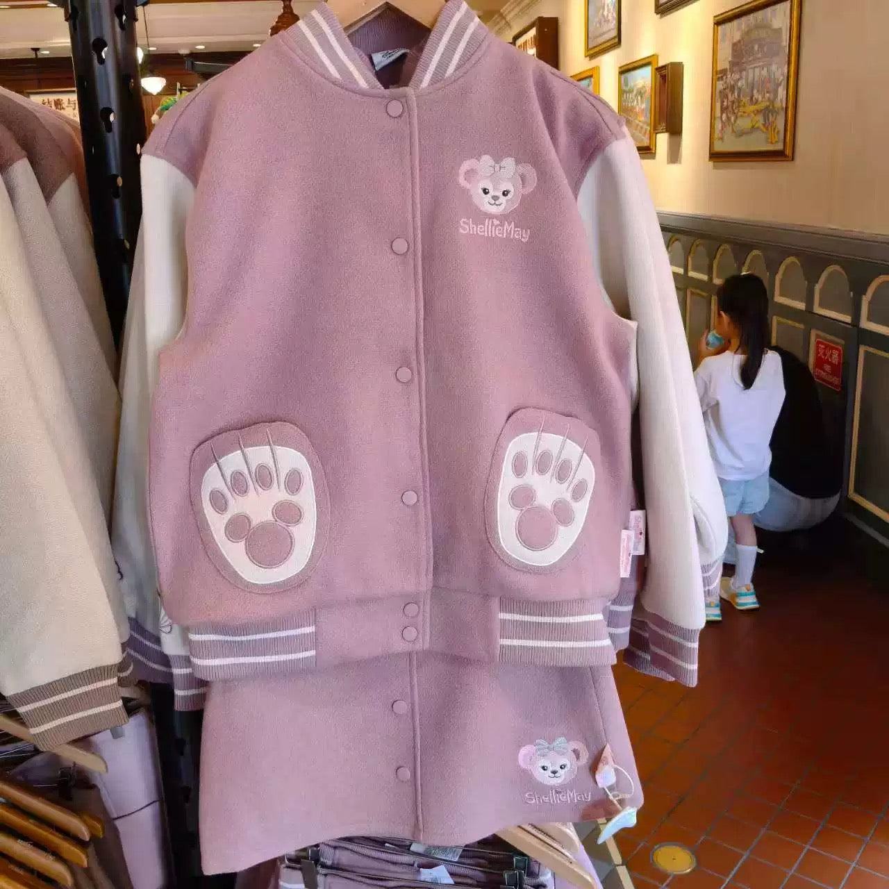 ダッフィーフレンズ 制服 スタジャン ❘上海ディズニー