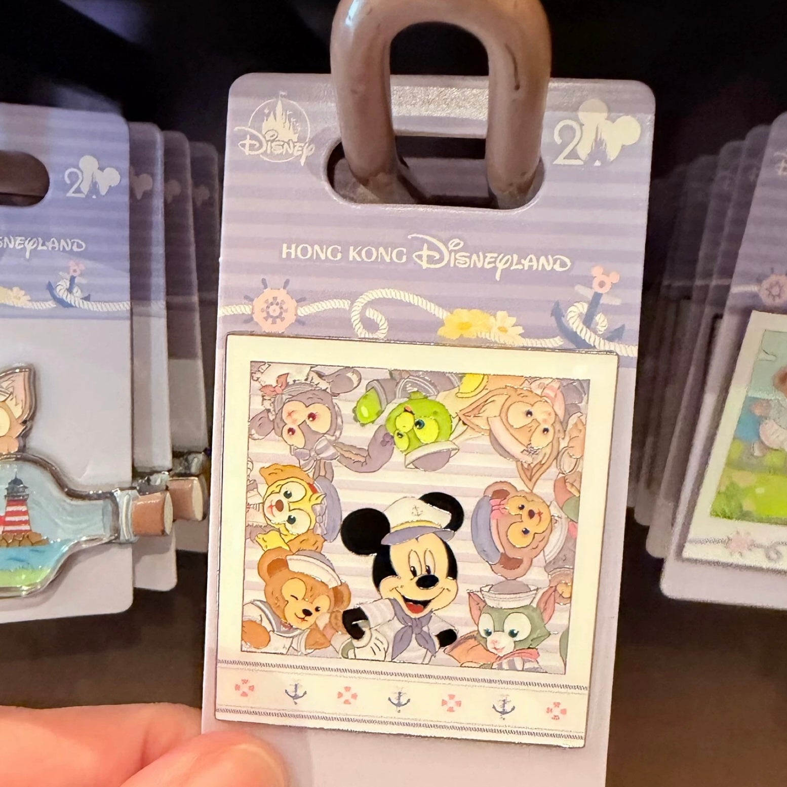 春日 ダッフィーフレンズ バッジ❘香港ディズニー – リーナちゃん