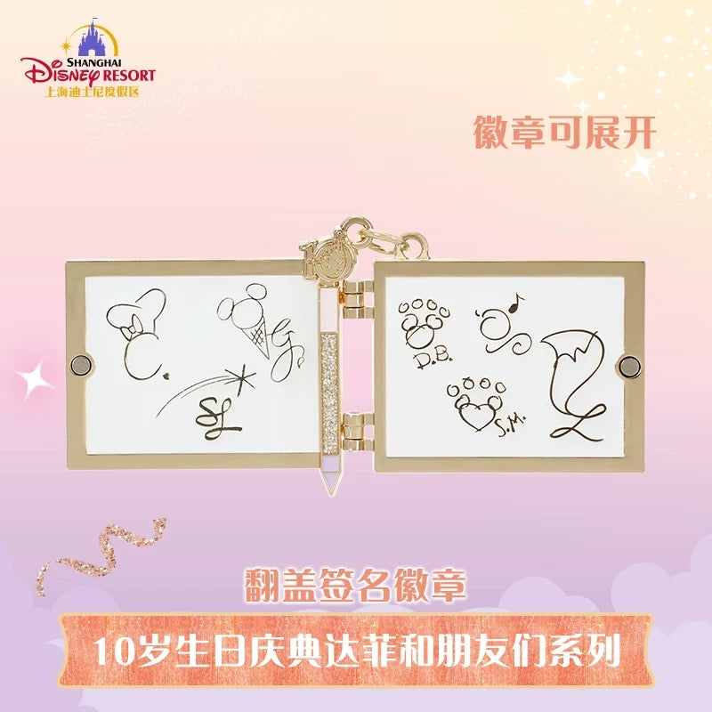 10周年 ダッフィーフレンズ  サイン入り バッジ ❘上海ディズニー