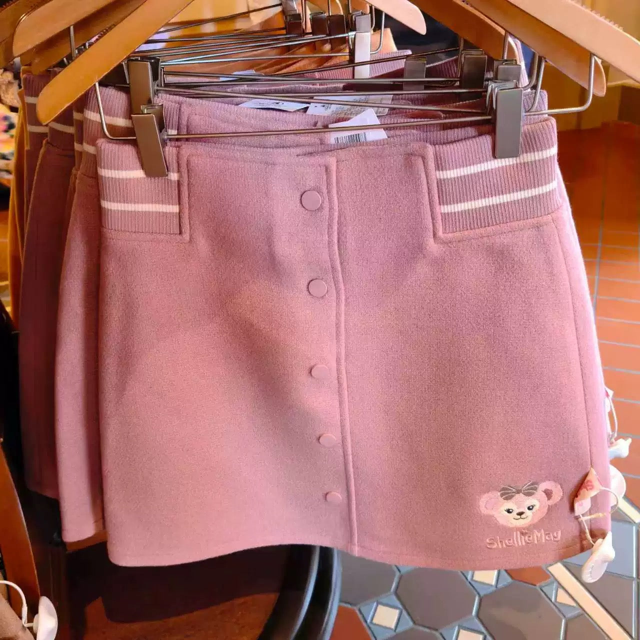ダッフィーフレンズ 制服 スタジャン ❘上海ディズニー